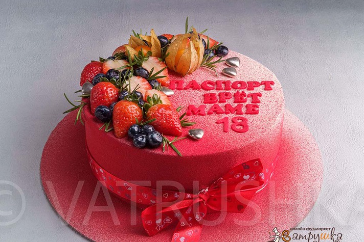 Торт Праздничный с ягодным декором 0